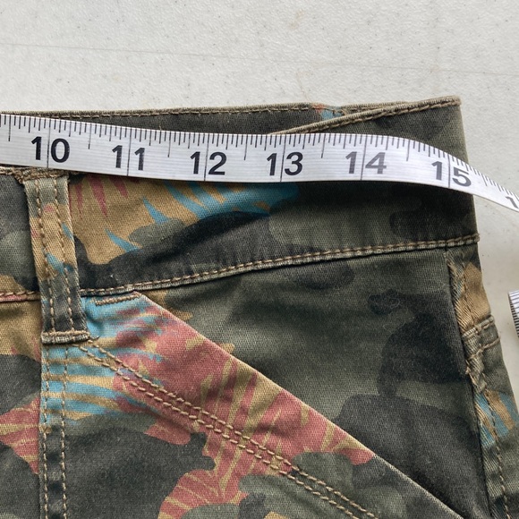 Supplies Camouflage Cargo Shorts - Picture 8 of 10